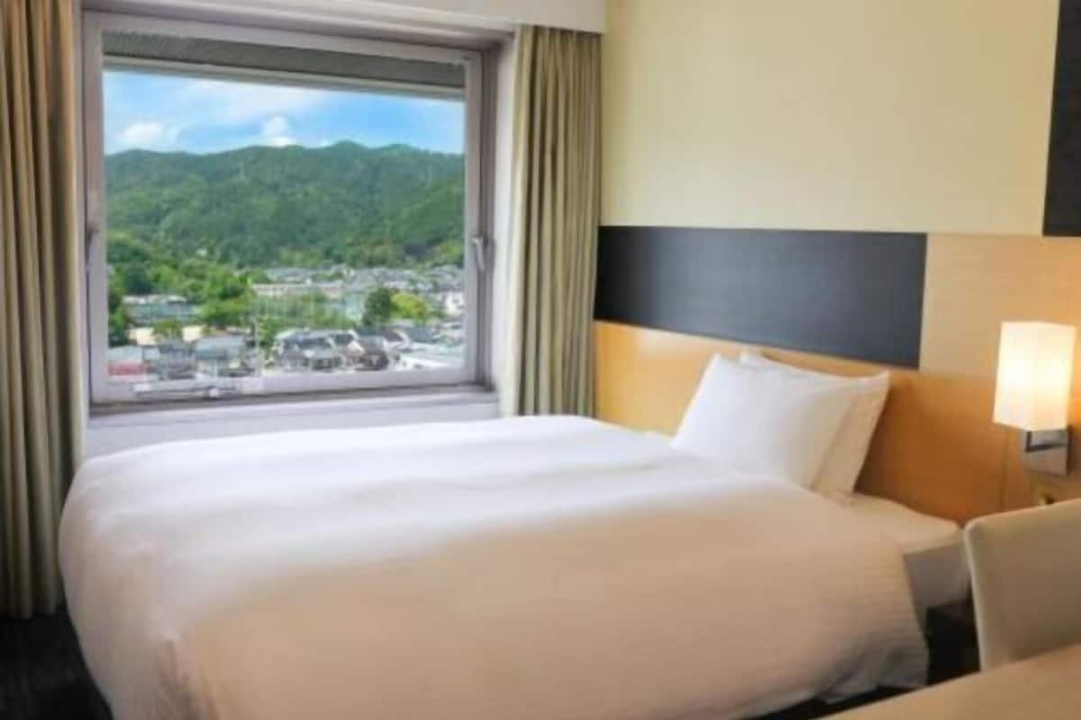 Premium bedding, down comforters, pillowtop beds, desk