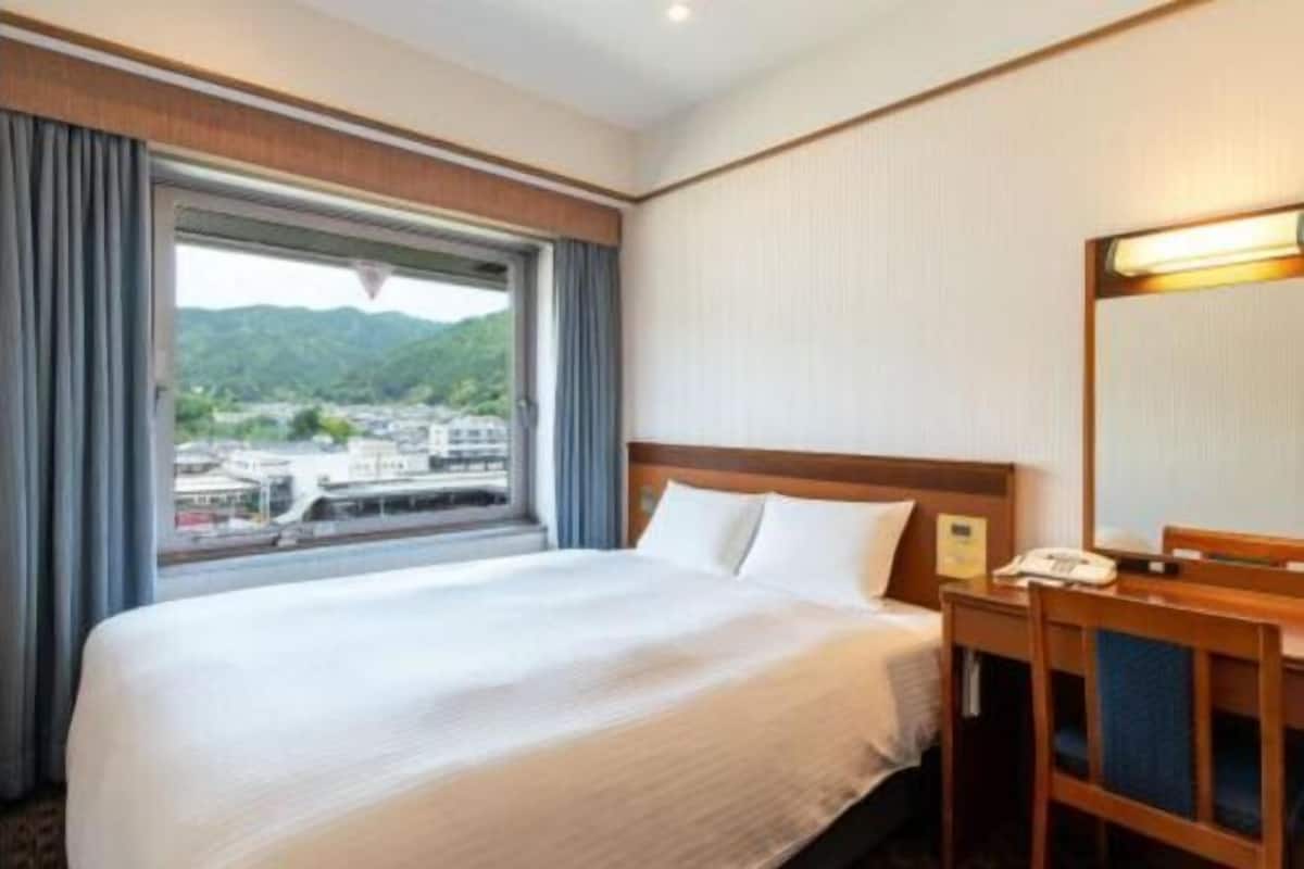 Premium bedding, down comforters, pillowtop beds, desk