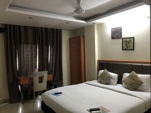 Deluxe Room - Hotel R Continental (New Delhi)