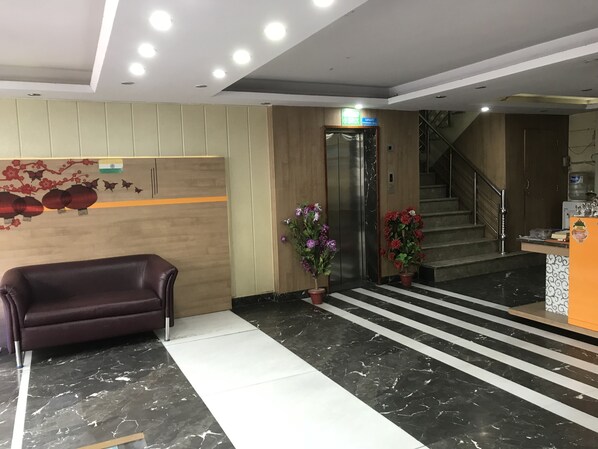 Lobby sitting area - Hotel R Continental (New Delhi)