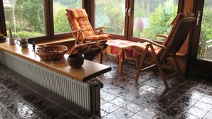 Suite, 4 Schlafzimmer, Nichtraucher | Wohnzimmer | 42-Zoll-Smart-TV mit Satellitenempfang, Fernseher