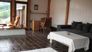 Suite, 4 Schlafzimmer, Nichtraucher | Wohnzimmer | 42-Zoll-Smart-TV mit Satellitenempfang, Fernseher