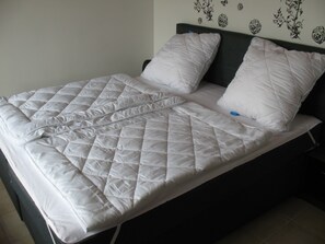 Suite, 4 habitaciones, no fumadores | Edredones de plumas y colchones con acolchado adicional