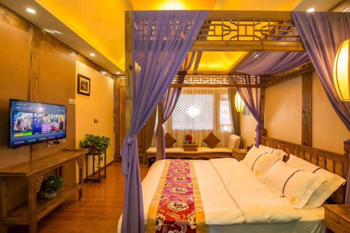 Family Room | Desk, free WiFi