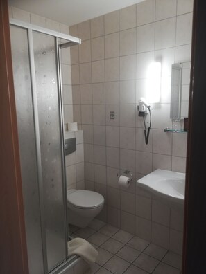 Doppelzimmer | Badezimmer | Dusche, kostenlose Toilettenartikel, Handtücher