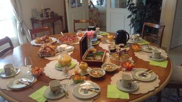 Free daily continental breakfast