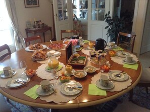 Tägliches inbegriffenes kontinentales Frühstück