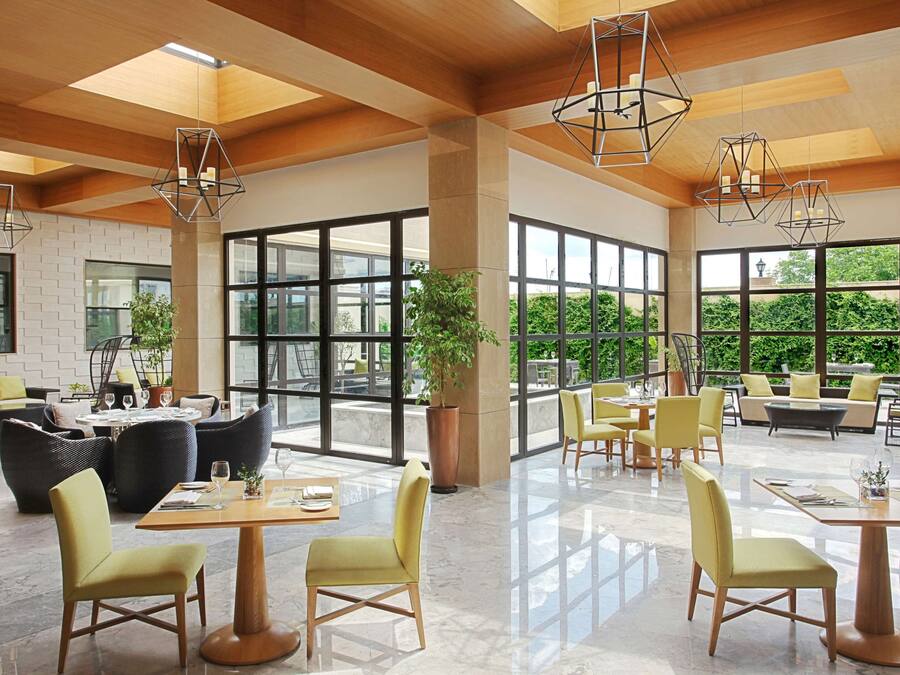 2 restauranter, frokost, lunsj og middag serveres, middelhavsretter