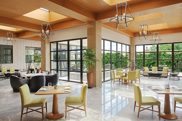 2 間餐廳；供應早餐、午餐、晚餐；地中海菜