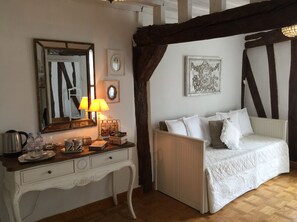 Suite (Blanche) | Luxe beddengoed, individueel gedecoreerd, individueel gemeubileerd