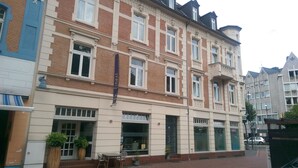 Un hotel con fachada de ladrillo, varias ventanas y un letrero que indica que es un hotel.