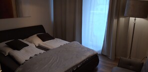 In-room safe, blackout curtains, soundproofing, iron/ironing board - Finest - Hotel Suiten Bonn (Bonn)