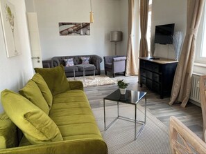 Classic Suite, 1 Bedroom, Non Smoking, Kitchen | Living area | Flat-screen TV - Finest - Hotel Suiten Bonn (Bonn)