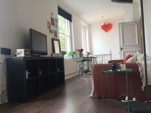 Appartement, 1 chambre | Aire de séjour | Téléviseur à écran plat
