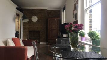 Apartment, 1 Bedroom | In-room dining