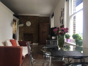 Appartement, 1 chambre | Repas dans la chambre
