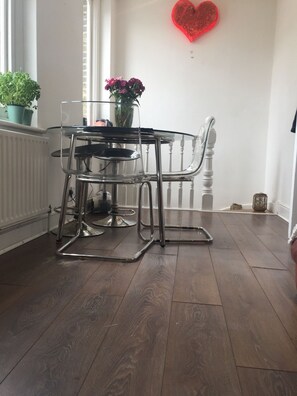 Appartement, 1 chambre | Repas dans la chambre