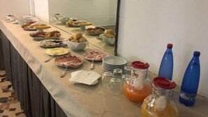 朝食 (ビュッフェ)、毎日提供 (有料)