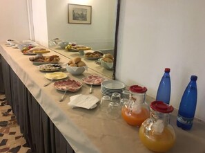 Tägliches Frühstücksbuffet (4 EUR pro Person)