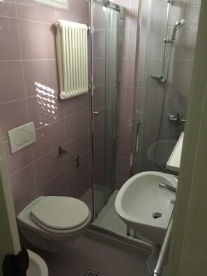 Single Room | Bathroom | Shower, free toiletries, hair dryer, bidet - Hotel Rebola (Rimini)
