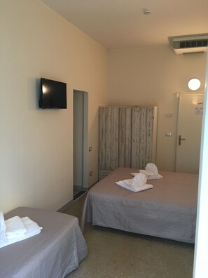 Quadruple Room | Individually decorated, individually furnished, free WiFi, bed sheets - Hotel Rebola (Rimini)