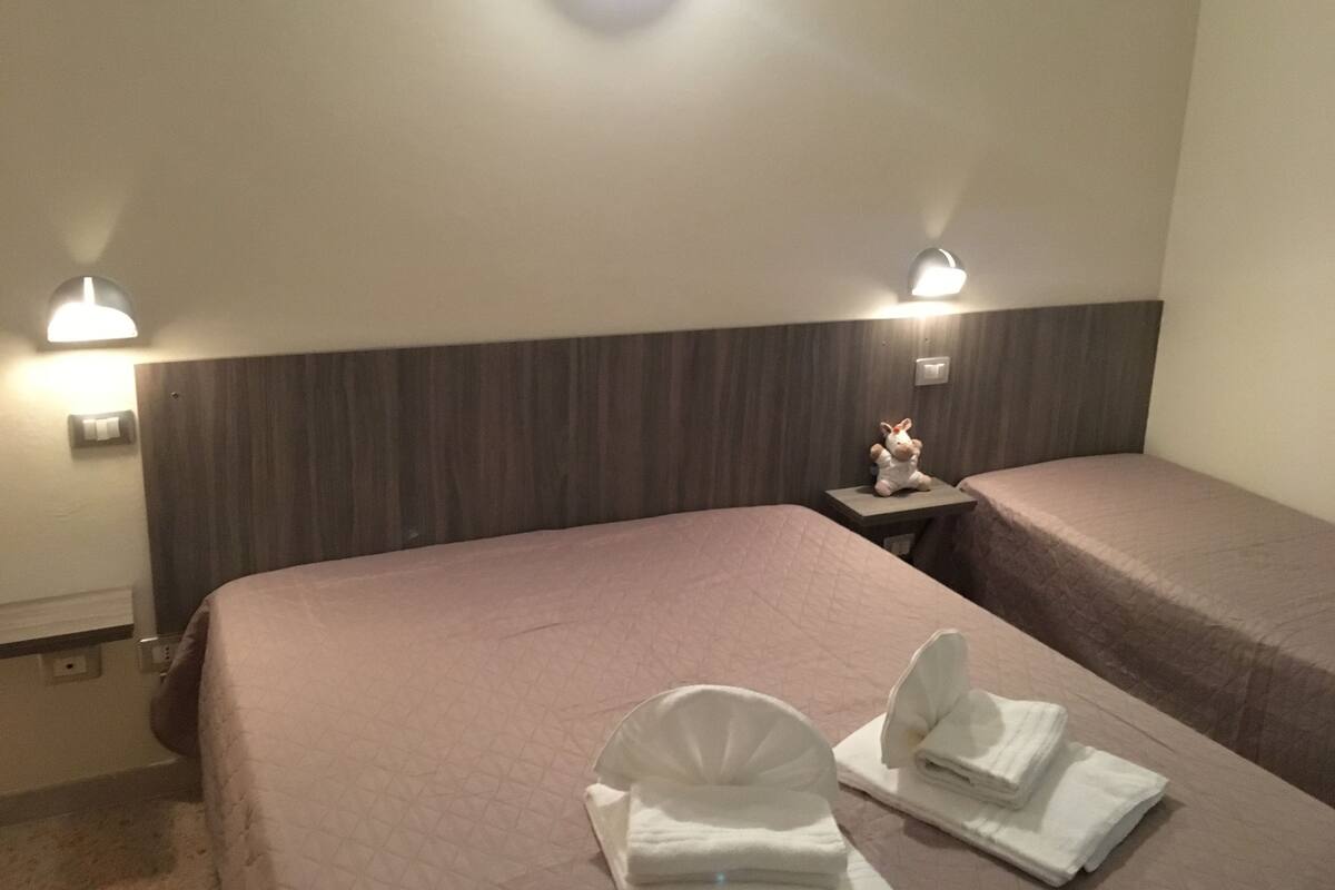 Triple Room, Multiple Beds | WiFi (free), individually decorated, individually furnished, bed sheets