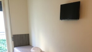 トリプルルーム ベッド (複数台) | WiFi (無料)、客室ごとに異なる装飾、客室ごとに異なるインテリア、ベッドシーツ