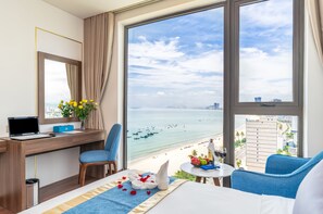 Habitación Deluxe con 1 cama matrimonial o 2 individuales, vista parcial al océano | 1 habitación, ropa de cama de alta calidad y edredón