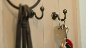 Une porte avec un porte-clés et une pancarte indiquant « CLÉS ».