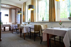 Free daily buffet breakfast  - Arnimsruh Hotel Garni (Lübeck)
