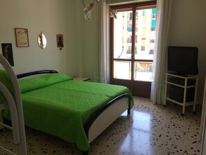 Chambre Quadruple Standard, salle de bains commune, vue ville