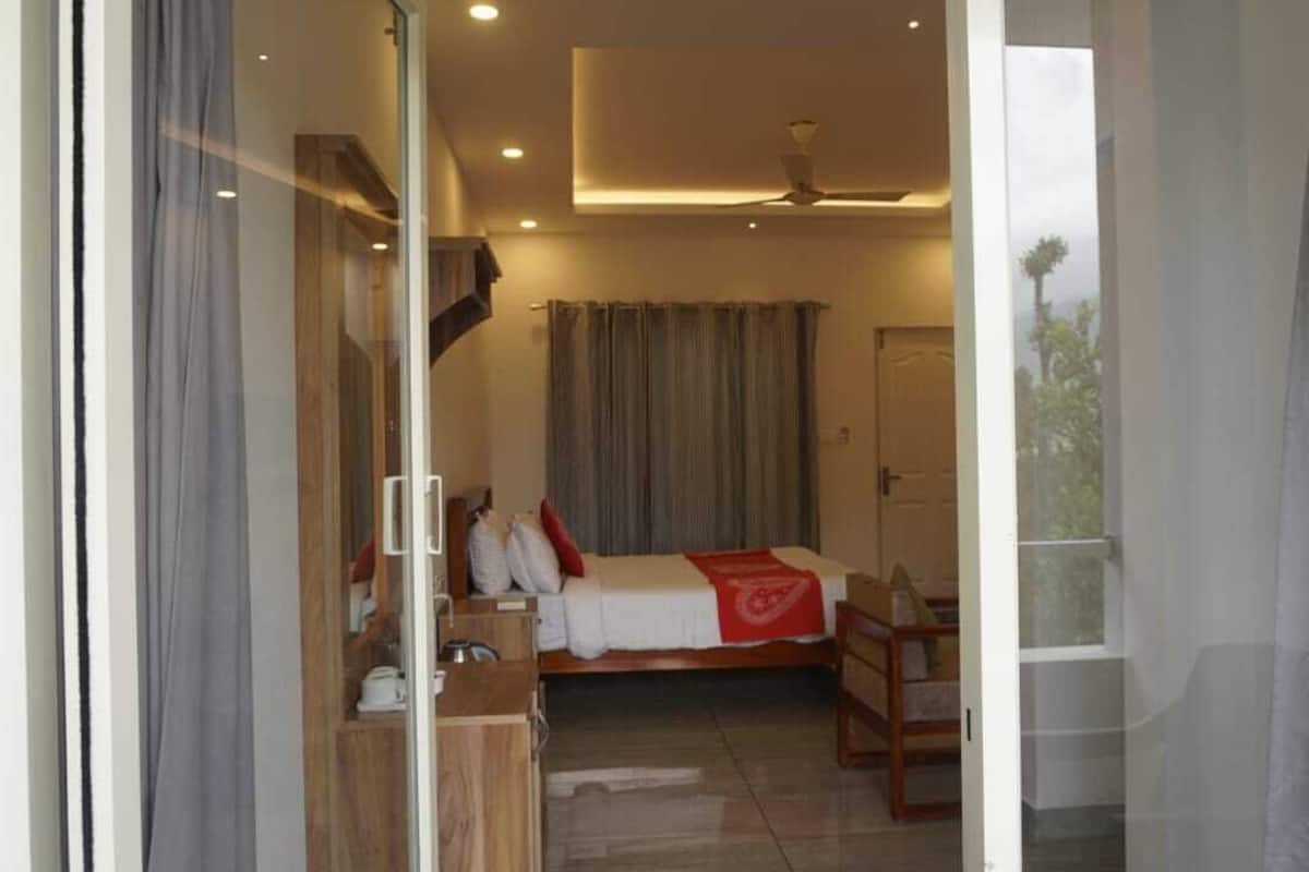 Ein Schlafzimmer mit Bett, Nachttisch und Kleiderschrank.