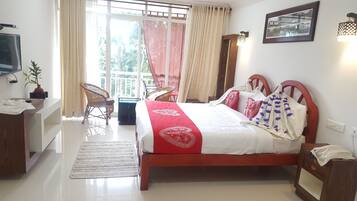 Phòng đôi Superior, 1 giường cỡ queen, hút thuốc | Két bảo mật tại phòng, bàn, màn/rèm cản sáng, phòng cách âm