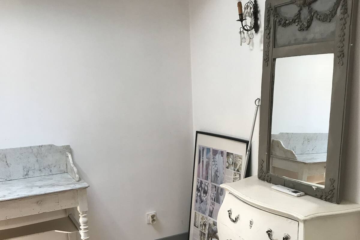 Habitación doble (Angelo) | Decoración personalizada, muebles diferentes y escritorio