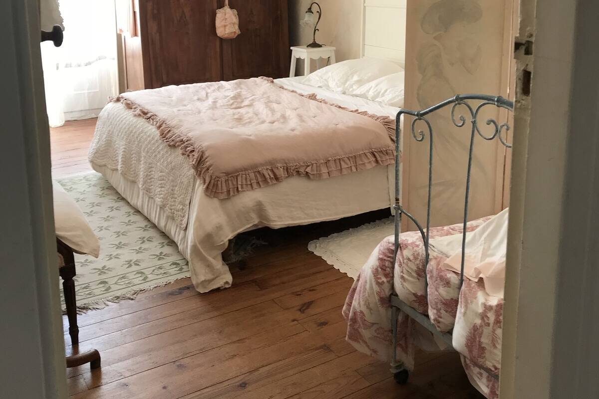 Habitación doble (Ballerine) | Decoración personalizada, muebles diferentes y escritorio