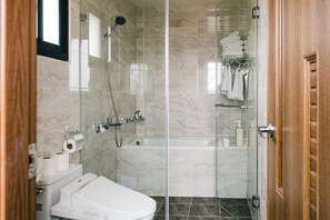 Elite Room, Bathtub (301) | Bathroom | Hair dryer, slippers, bidet - Destination Inn (Magong)