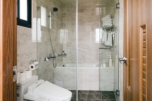 Elite Room, Bathtub (301) | Bathroom