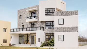 Vista frontal de la propiedad