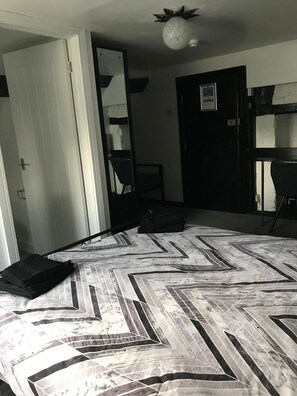 Family Room | Iron/ironing board, free WiFi, bed sheets - The White Hart Inn (Twickenham)