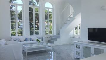 Suíte luxo, banheira de hidromassagem, vista para o mar | 1 quarto, frigobar, cofres nos quartos, cortinas blackout