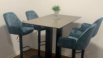 Comfort-Vierbettzimmer, Mehrere Betten | 1 Schlafzimmer, Bügeleisen/Bügelbrett, kostenloses WLAN, Bettwäsche