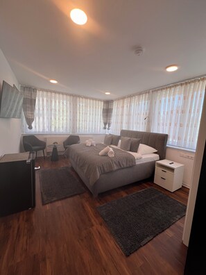 1 غرفة نوم ومكواة/لوح كي وواي فاي مجانًا وملاءات أسرّة