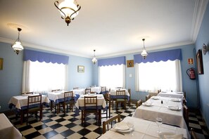 Daily continental breakfast (EUR 4.50 per person) - Hostal Restaurante La Casilla (Guitiriz)