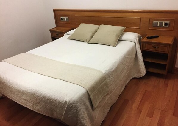 Desk, free WiFi - Hostal Restaurante La Casilla (Guitiriz)