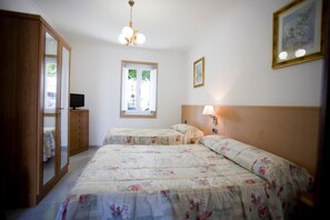 Desk, free WiFi - Hostal Restaurante La Casilla (Guitiriz)
