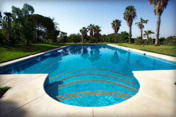 6 outdoor pools