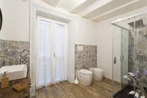 Ducha, cabezal de ducha tipo lluvia, artículos de tocador gratuitos