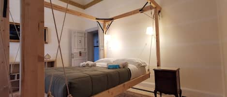 Habitación doble de diseñador, 1 cama matrimonial, baño privado | 1 habitación, decoración personalizada, muebles diferentes y escritorio