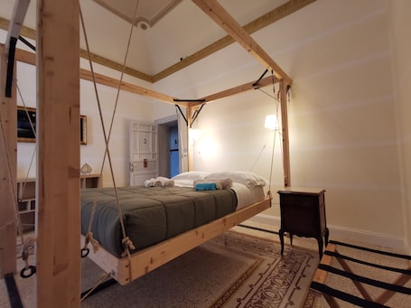 1 habitación, decoración personalizada, muebles diferentes y escritorio