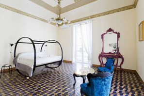 Decoración personalizada, muebles diferentes, escritorio y wifi gratis 